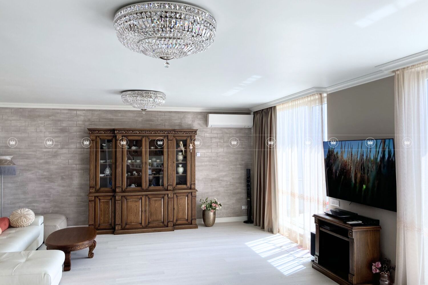 Chuẩn bị dụng cụ cần thiết để vệ sinh đèn chùm