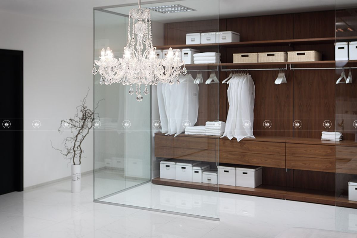 Thi công lắp đặt đèn chùm phòng ngủ hiện đại của vợ chồng chị Mai Anh 1