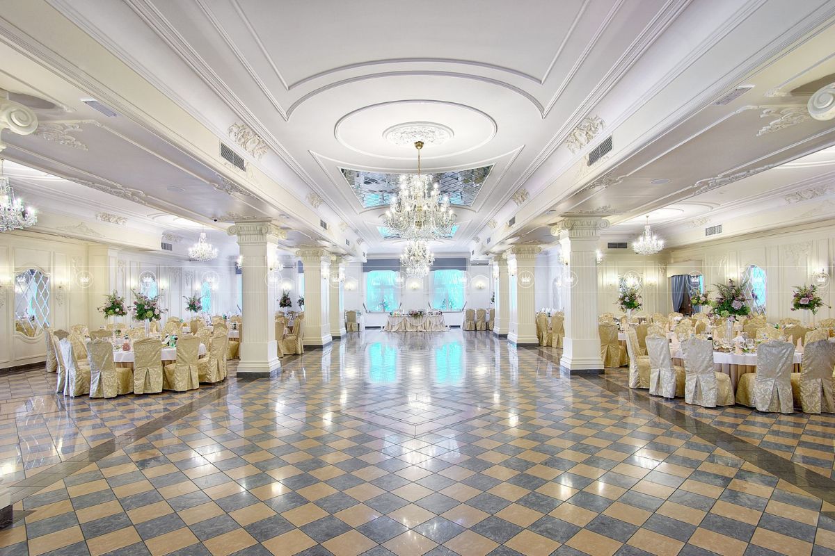 Thi công lắp đặt đèn chùm tại các sảnh hội nghị Nhà hàng tiệc cưới Ruby ở Thủ Đức 5
