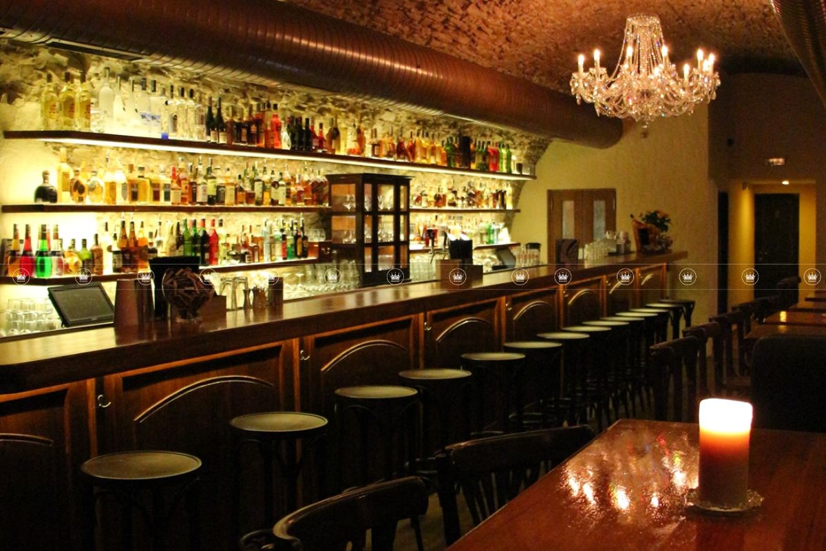 Thi công lắp đặt đèn chùm tại quán bar cao cấp ở TP.HCM 1