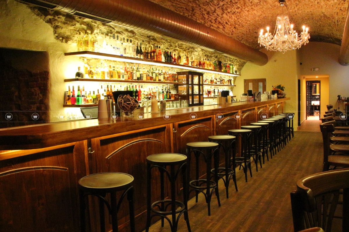 Thi công lắp đặt đèn chùm tại quán bar cao cấp ở TP.HCM 3