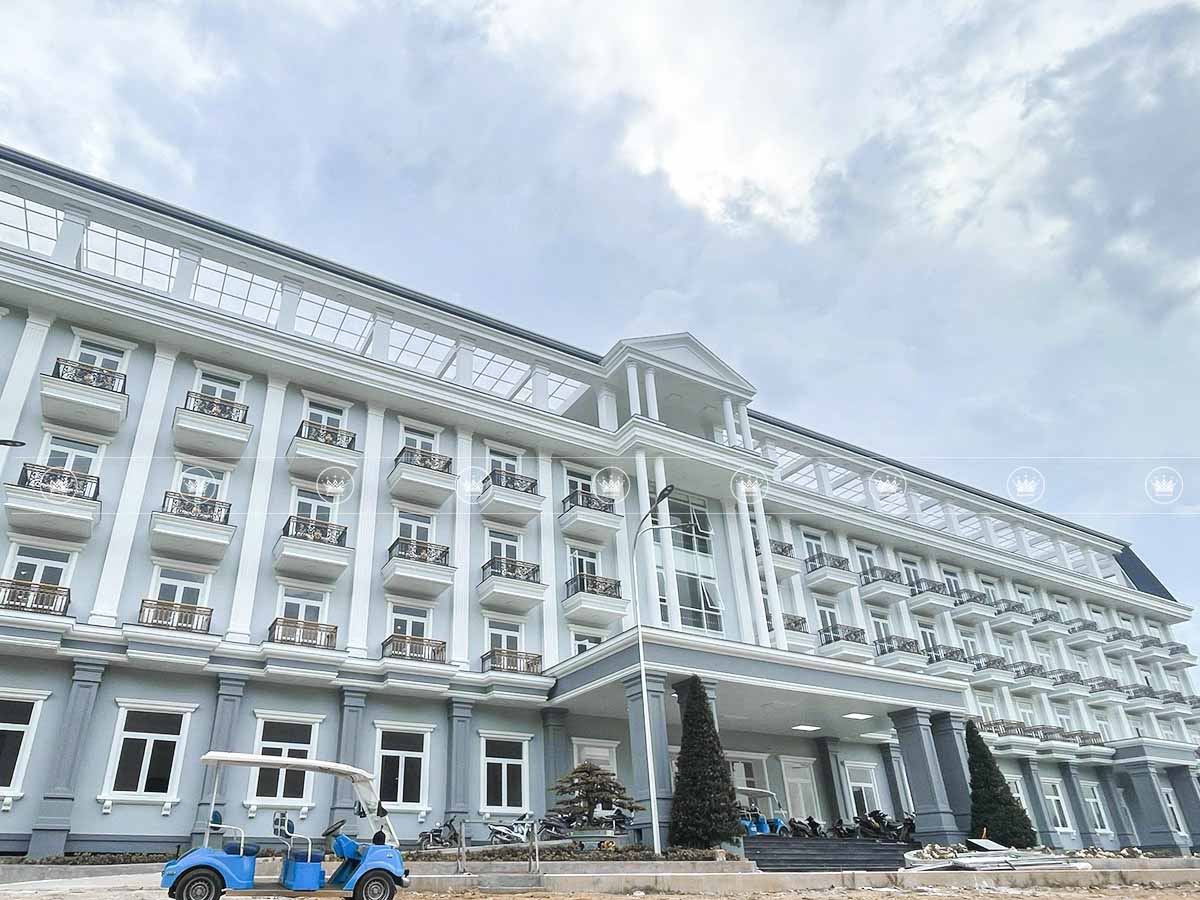 Thi công, lắp đặt đèn chùm pha lê AURELIE 42 tại sảnh thông tầng cho nhà nguyện Trung tâm Thánh Mẫu Tàpao - Bình Thuận - Việt Nam 5